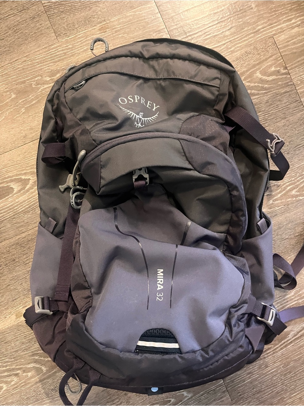 OSPREY Mira 32 Backpack in Dark Purple and Dark Gray